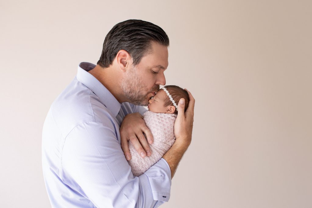 dad and newborn daughter