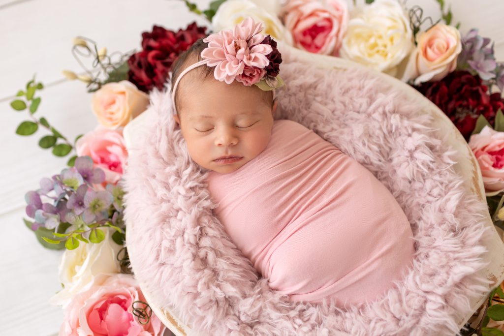 Newborn Baby Girl Creative Photo Session